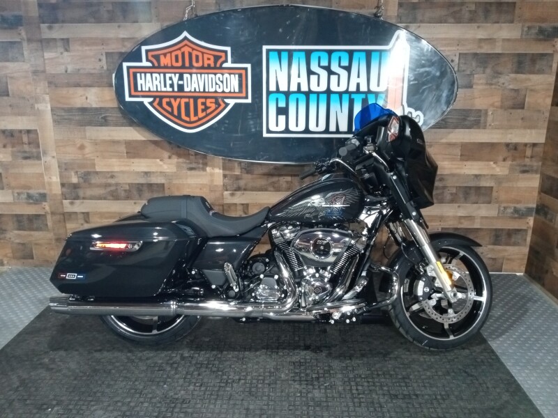 2026 Harley-Davidson® Street Glide® Midnight Ember Chrome Trim