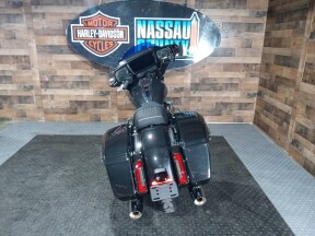 2026 Harley-Davidson® Street Glide® Midnight Ember Chrome Trim thumb 1