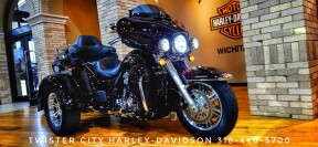 2022 Harley-Davidson® Tri Glide® Ultra, FLHTCUTG thumb 2