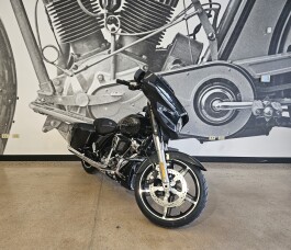 2026 Street Glide® FLHX thumb 2