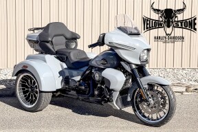 2026 Harley-Davidson® Street Glide 3 Limited Dark Billiard Gray Black Trim thumb 3