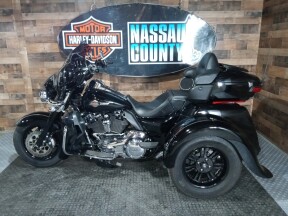 2023 Harley-Davidson® Tri Glide® Ultra Vivid Black thumb 2