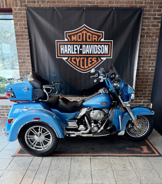 2011 Harley-Davidson® Tri Glide™ Ultra Classic® FLHTCUTG Cool Blue Pearl
