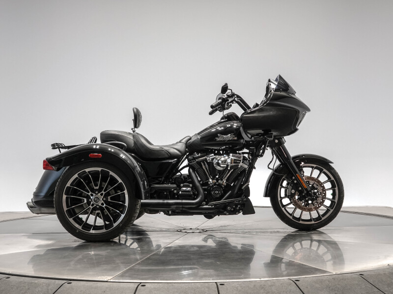 2023 HARLEY-DAVIDSON FLTRT ROAD GLIDE 3 in Vivid Black 10872 miles