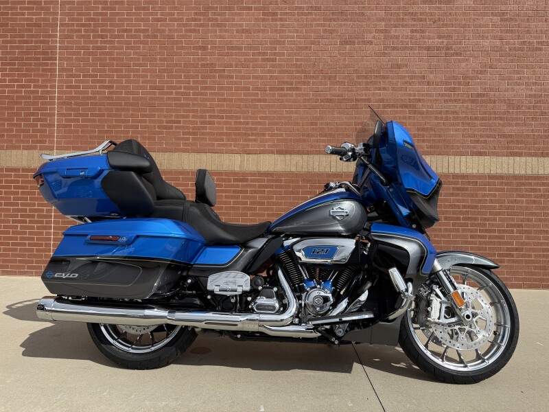 2026 Harley-Davidson® CVO Street Glide Limited Electric Coast CVO Two-Tone