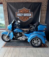 2011 Harley-Davidson® Tri Glide™ Ultra Classic® FLHTCUTG Cool Blue Pearl thumb 0