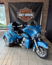2011 Harley-Davidson® Tri Glide™ Ultra Classic® FLHTCUTG Cool Blue Pearl thumb 3