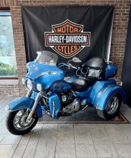 2011 Harley-Davidson® Tri Glide™ Ultra Classic® FLHTCUTG Cool Blue Pearl thumb 1