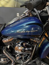 2014 Harley-Davidson® Street Glide® DAYTONA BLUE thumb 3