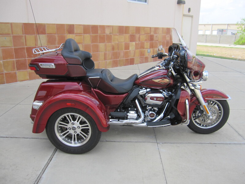 2023 Harley-Davidson® Tri Glide® Ultra Heirloom Red Fade