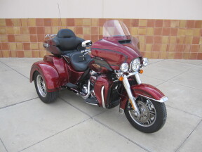 2023 Harley-Davidson® Tri Glide® Ultra Heirloom Red Fade thumb 3
