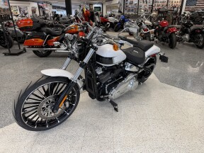 2024 Harley-Davidson® Breakout® 117 White Onyx Pearl thumb 3