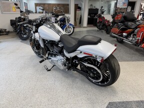 2024 Harley-Davidson® Breakout® 117 White Onyx Pearl thumb 1