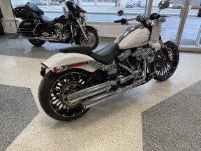 2024 Harley-Davidson® Breakout® 117 White Onyx Pearl thumb 2