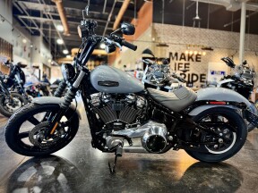 2026 Harley-Davidson® Street Bob® Dark Billiard Gray Chrome Cast Wheels thumb 3