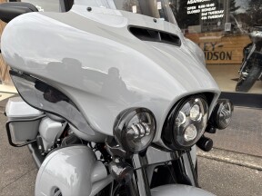 2024 Harley-Davidson® Ultra Limited™ Billiard Gray thumb 3