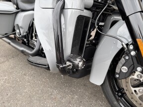 2024 Harley-Davidson® Ultra Limited™ Billiard Gray thumb 2