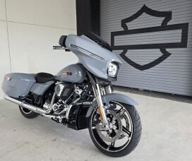 2026 Harley-Davidson® Street Glide® thumb 3