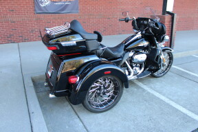 2024 Harley-Davidson® Tri Glide® Ultra Vivid Black thumb 2