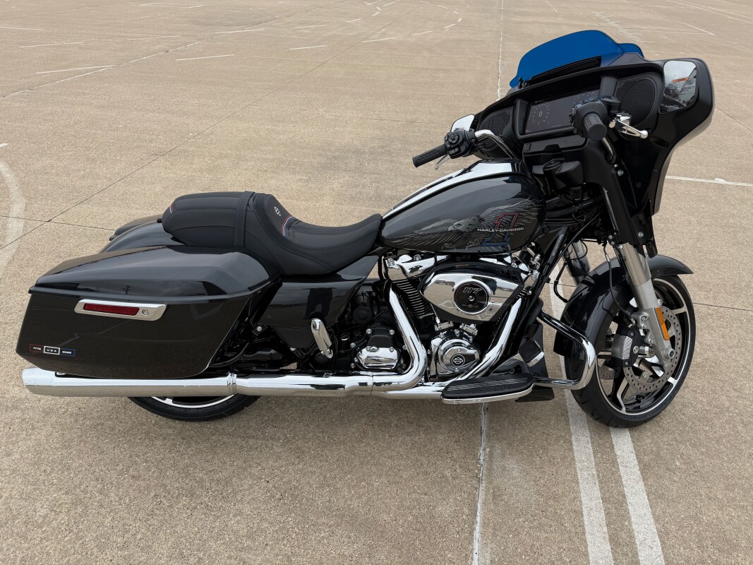 2026 Harley-Davidson® Street Glide® Midnight Ember Chrome Trim