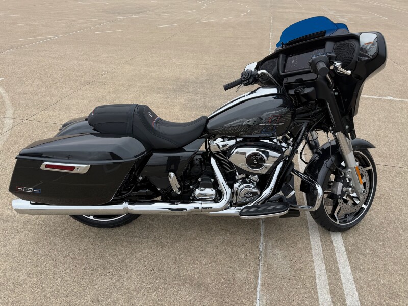 2026 Harley-Davidson® Street Glide® Midnight Ember Chrome Trim