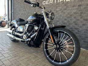 2025 Harley-Davidson® Breakout™ Vivid Black thumb 3