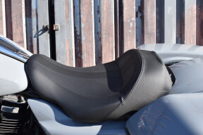 2026 Harley-Davidson® Street Glide® FLHX thumb 2