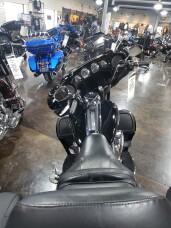 2022 Harley-Davidson® Ultra Limited Vivid Black thumb 2