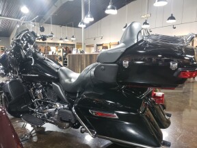2022 Harley-Davidson® Ultra Limited Vivid Black thumb 3