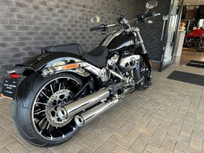 2025 Harley-Davidson® Breakout™ Vivid Black thumb 2
