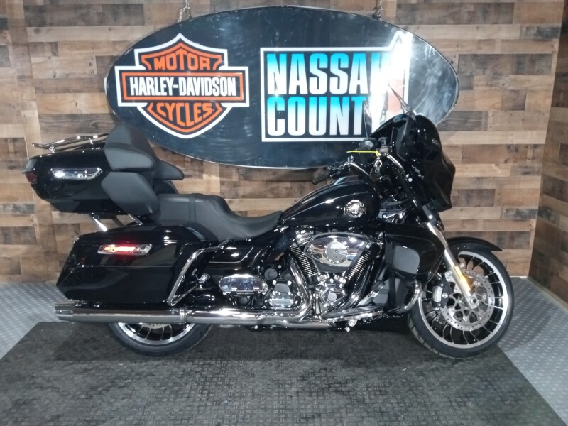 2026 Harley-Davidson® Street Glide Limited Vivid Black Chrome Trim