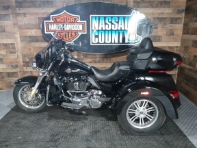 2024 Harley-Davidson® Tri Glide® Ultra Vivid Black thumb 2