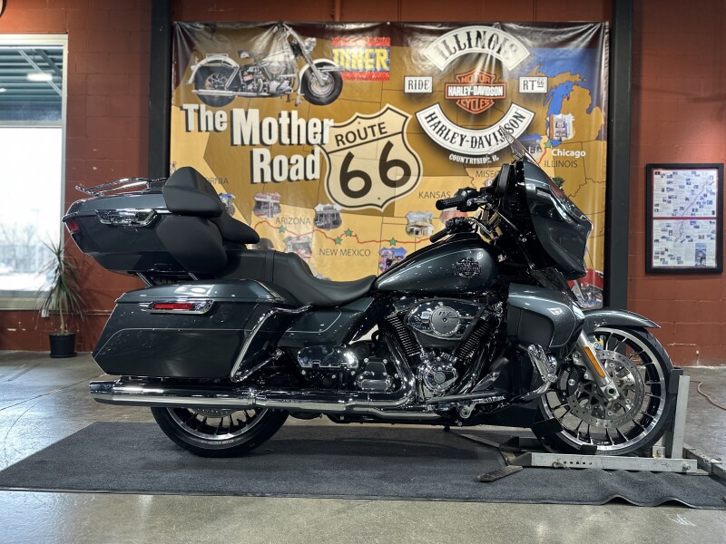 Harley-Davidson® Street Glide Limited 2026 FLHXL IRON HORSE MTLC W/ PINSTRIP