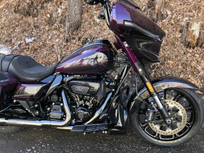 2025 Harley-Davidson® CVO™ Street Glide™ Poison Berry thumb 3