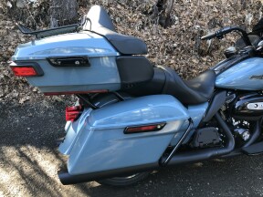 2024 Harley-Davidson® Road Glide® Limited Sharkskin Blue thumb 2
