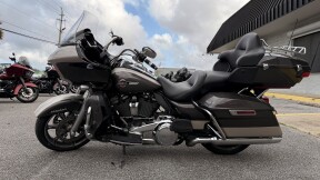 2023 Harley-Davidson® Road Glide® Limited Gray Haze/Silver Fortune thumb 2