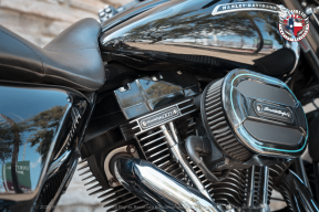 2016 Harley-Davidson® CVO™ Street Glide® FLHXSE thumb 2