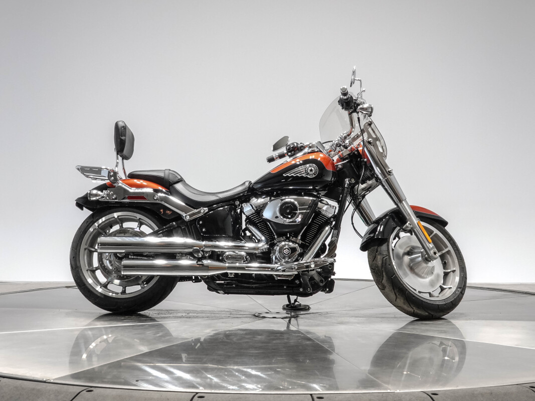 2025 HARLEY-DAVIDSON FLFB FAT BOY in Whiskey Fire/ Vivid Black