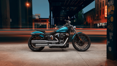 Lutz, FL Riders Embrace the 2026 Harley-Davidson® Breakout®