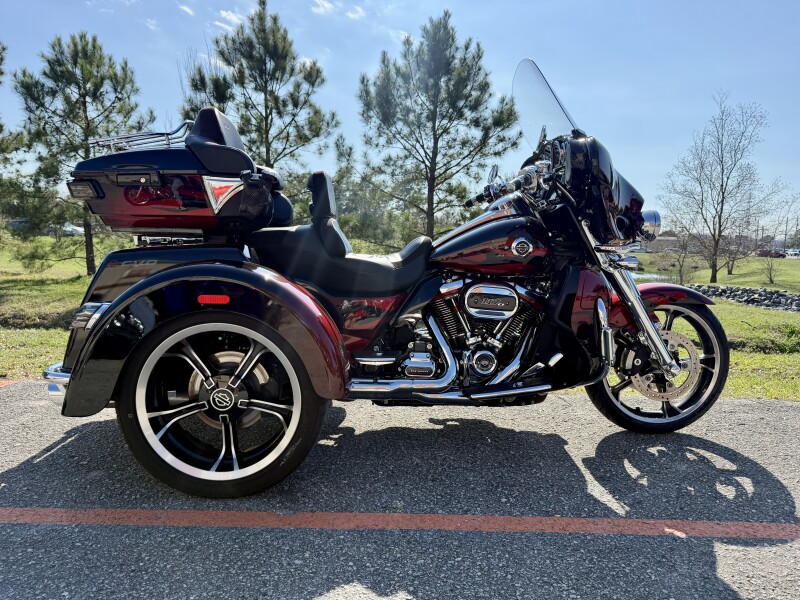 2022 Harley-Davidson® CVO™ Tri Glide® FLHTCUTGSE