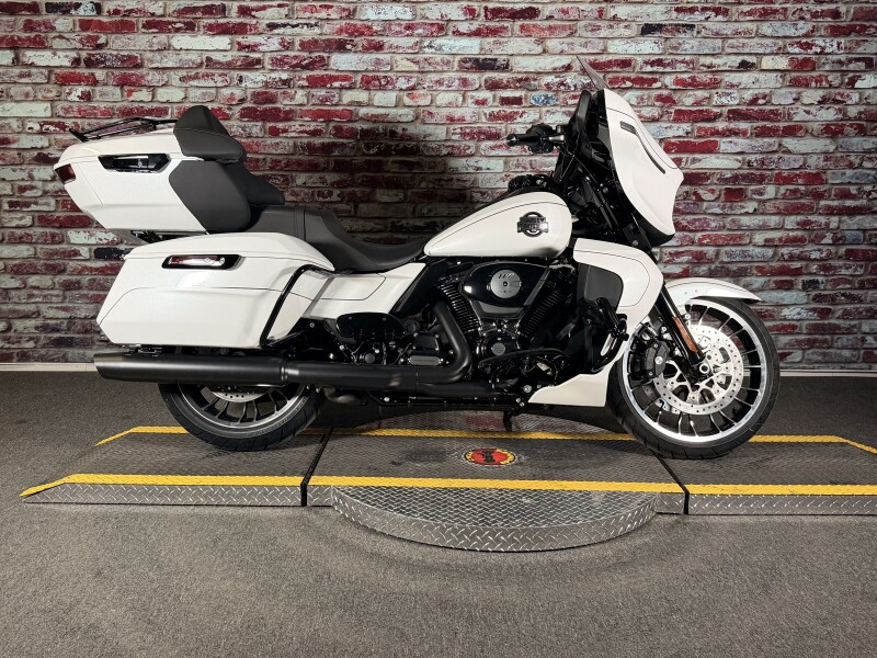 Harley-Davidson® Street Glide Limited 2026 FLHXL WHITE ONYX PRL W/ PINSTRIPE