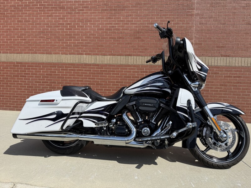 2016 Harley-Davidson® CVO™ Street Glide® White Amethyst with Black Licorice Flames