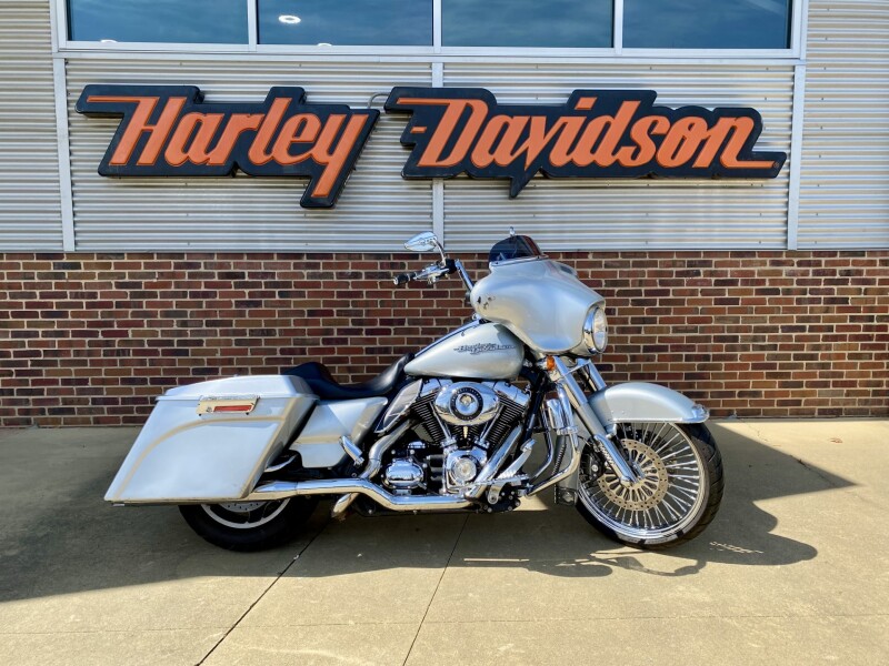 2010 Harley-Davidson® Street Glide® Brilliant Silver