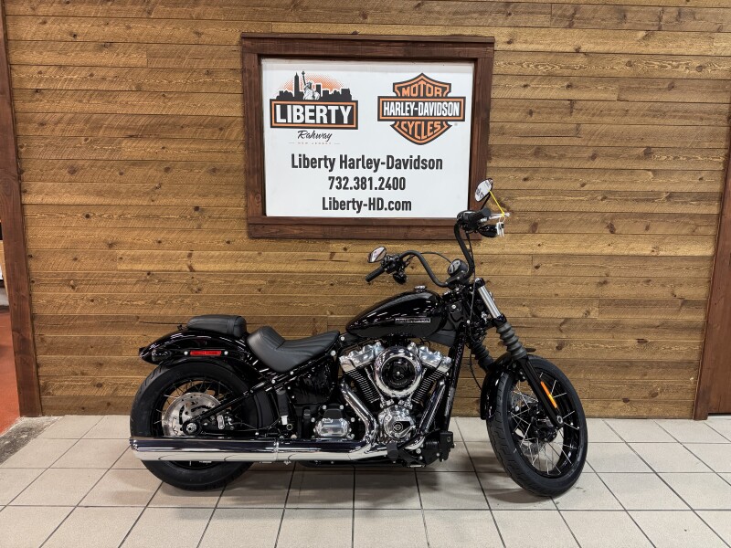 2026 Harley-Davidson® Street Bob® Vivid Black Chrome Laced Wheels FXBB