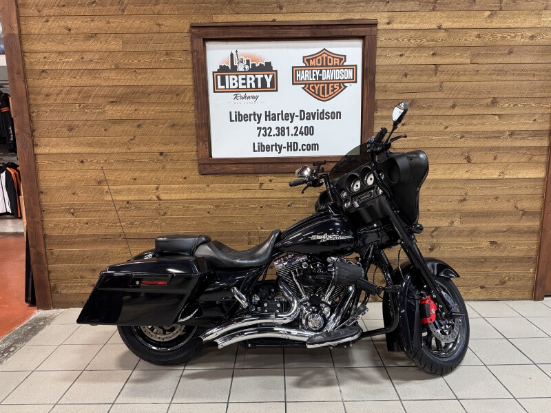 2013 Harley-Davidson® Street Glide® Midnight Pearl FLHX