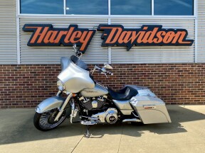 2010 Harley-Davidson® Street Glide® Brilliant Silver thumb 2