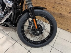 2026 Harley-Davidson® Street Bob® Vivid Black Chrome Laced Wheels FXBB thumb 1