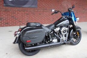2026 Harley-Davidson® Heritage Classic Midnight Ember Two-Up Laced Wheels thumb 2