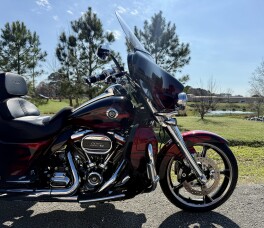 2022 Harley-Davidson® CVO™ Tri Glide® FLHTCUTGSE thumb 1