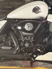 Harley-Davidson® Street Glide Limited 2026 FLHXL WHITE ONYX PRL W/ PINSTRIPE thumb 2